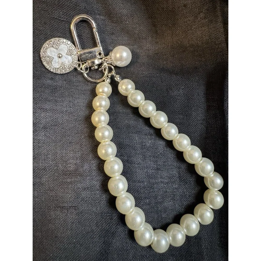 Phone Case Wristlet Universal Charm Strap Faux Pearl Silver Clover NEW